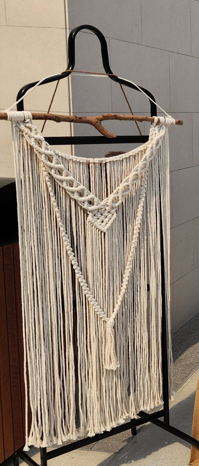 مكرمية جدارية يدوية بخيط قطني – ديكور بوهو طبيعي بعقد متداخلة