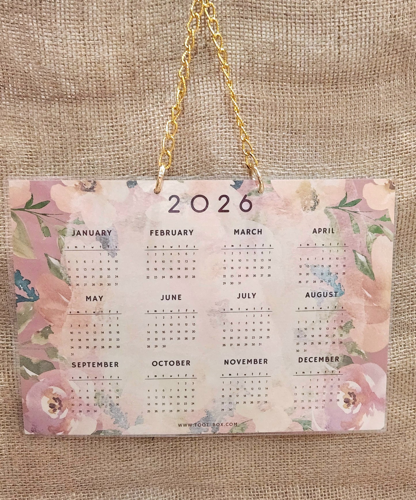 كلندر معلق للعام 2026 مع سلسلة ذهبية أنيقة _ زهور بألوان دافئة