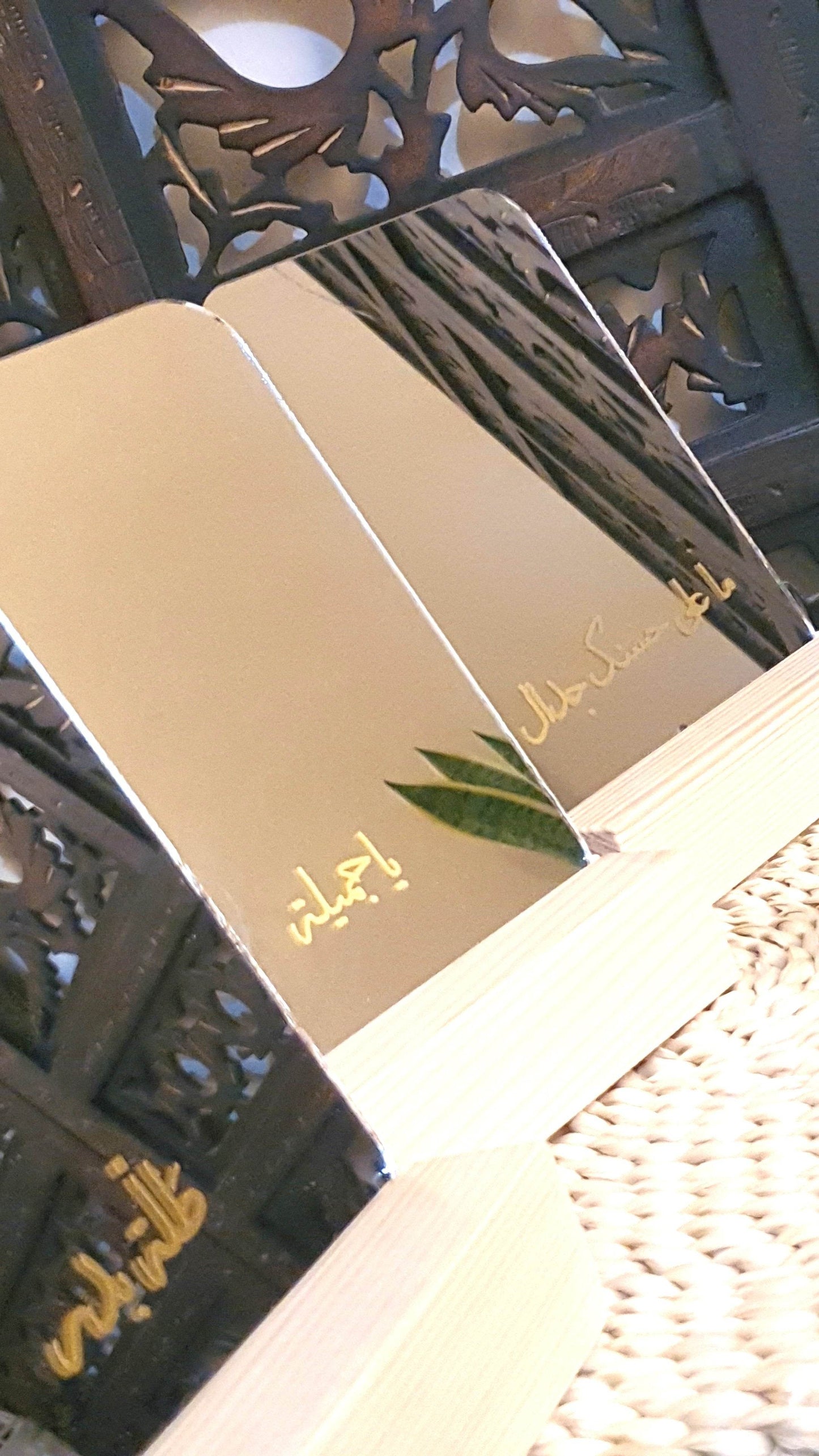 Mirror with Wooden Stand - مراية مع ستاند خشبي مع عبارة - ما على حسنك جدال - Toot Box