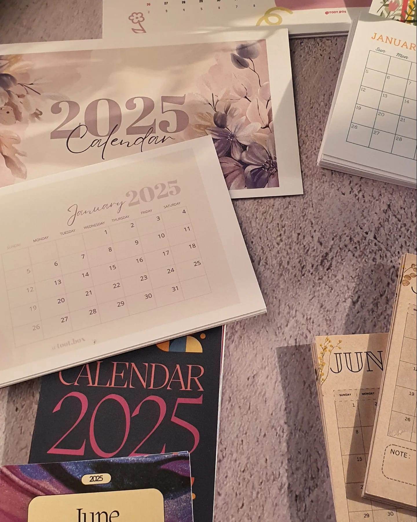 كلندر مكتبي أنيق للعام 2025 مع ستاند خشبي بتصاميم عصرية ومريحة - Toot Box