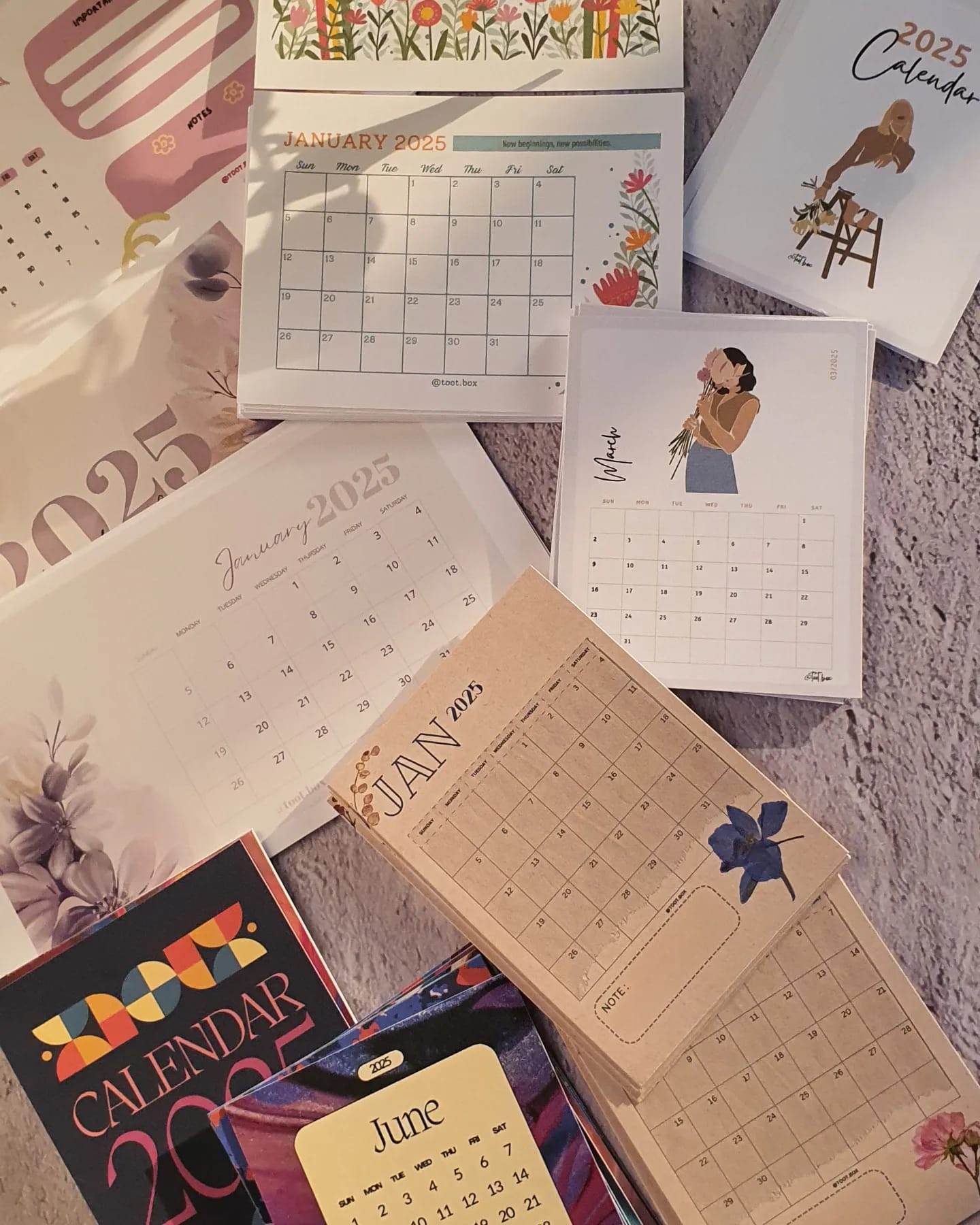 كلندر مكتبي أنيق للعام 2025 مع ستاند خشبي بتصاميم عصرية ومريحة - Toot Box