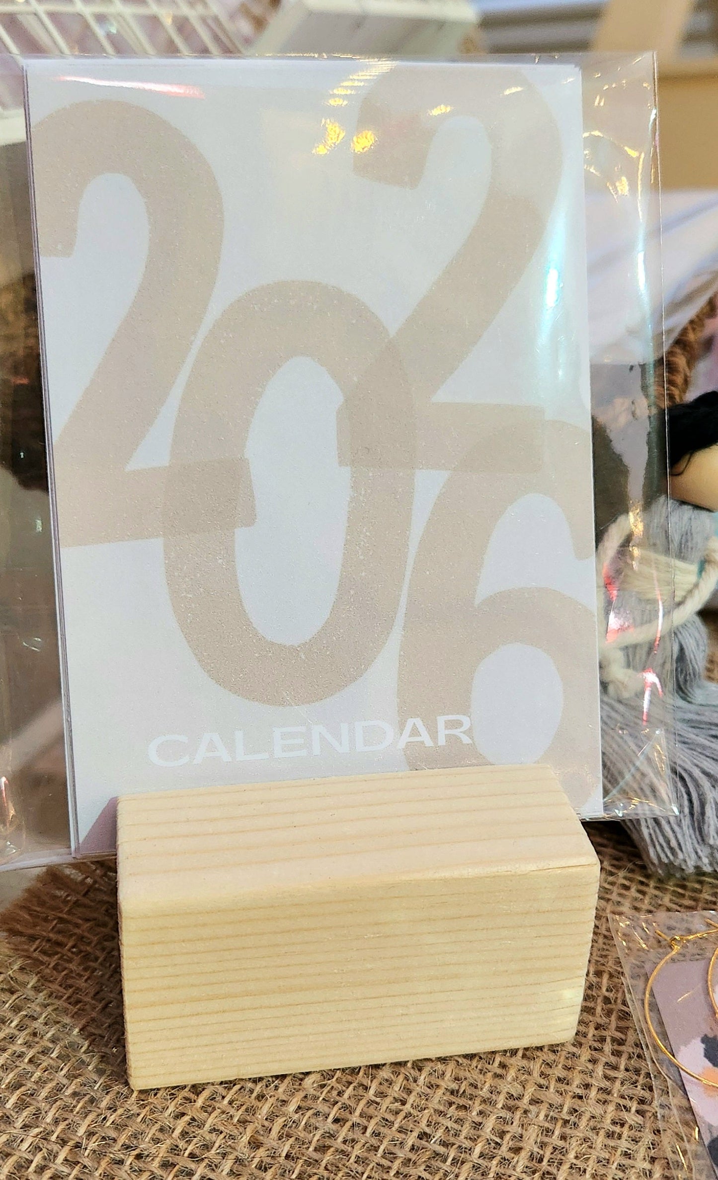 كلندر مكتبي أنيق للعام 2026 مع ستاند خشبي _ بتصميم باللون البيج البسيط