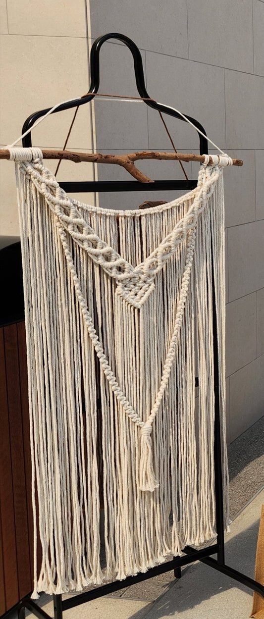 مكرمية جدارية يدوية بخيط قطني – ديكور بوهو طبيعي بعقد متداخلة