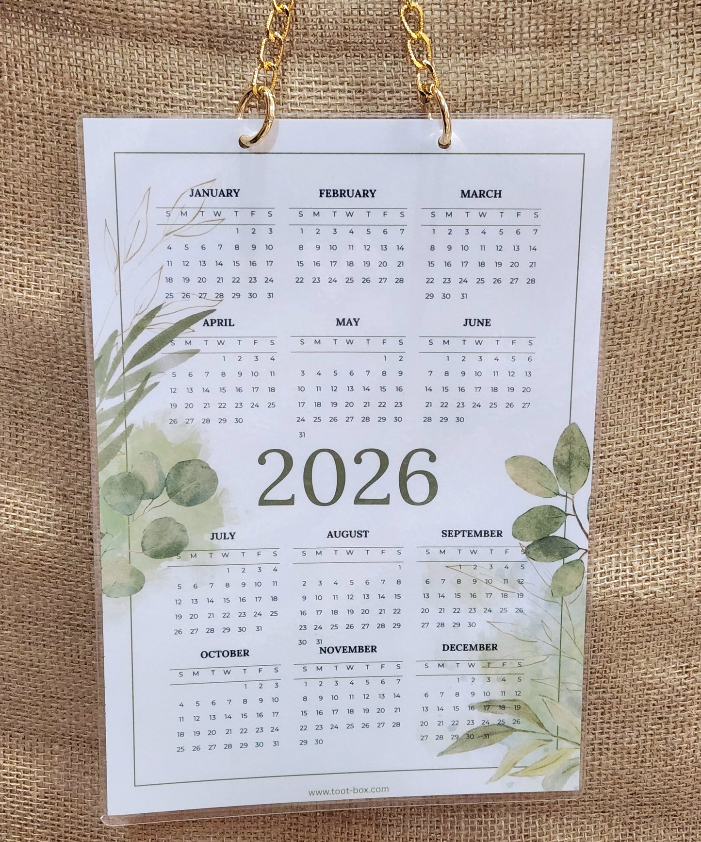 كلندر جداري للعام 2026 مع سلسلة ذهبية أنيقة _ ألوان منعشة