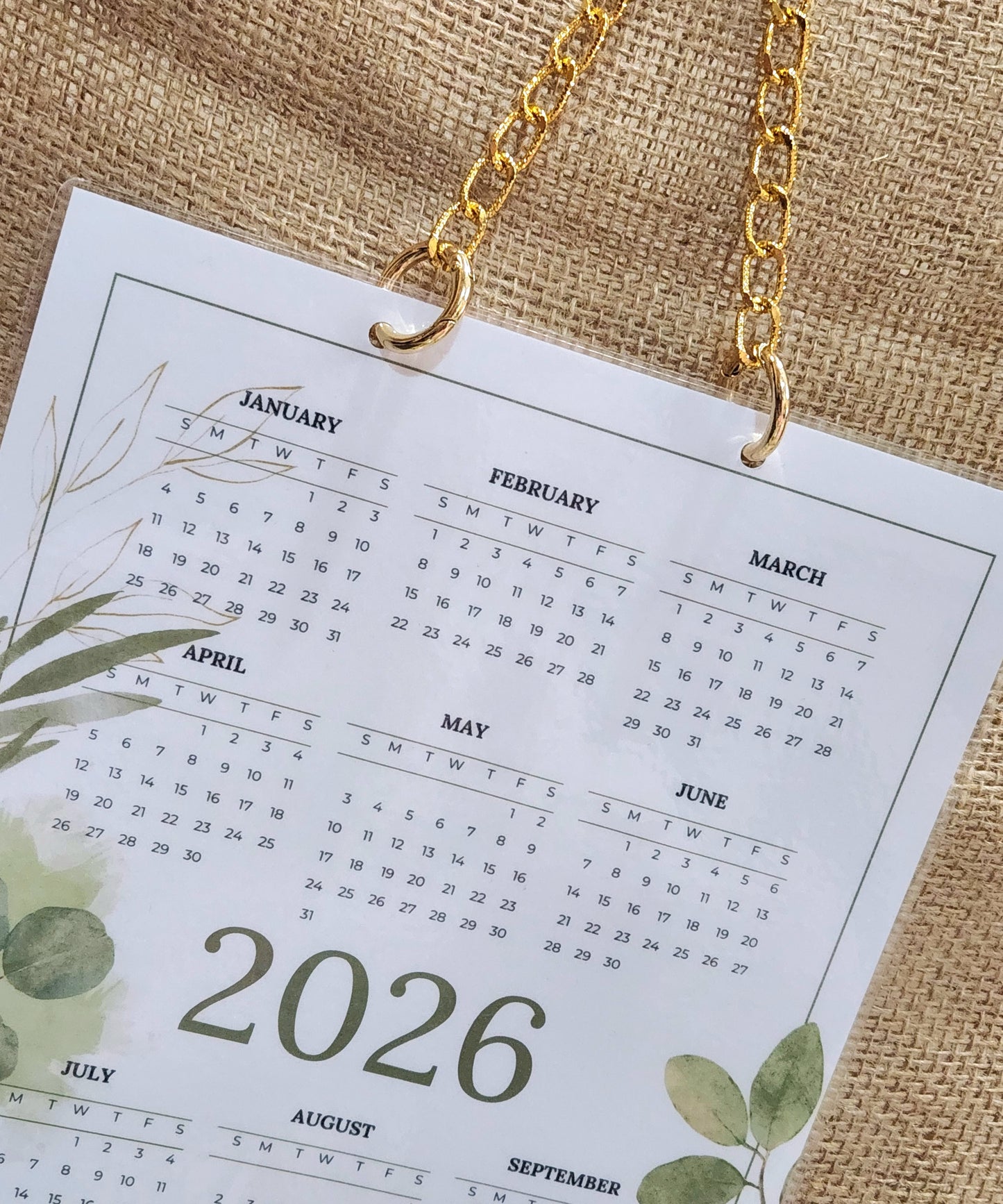 كلندر جداري للعام 2026 مع سلسلة ذهبية أنيقة _ ألوان منعشة