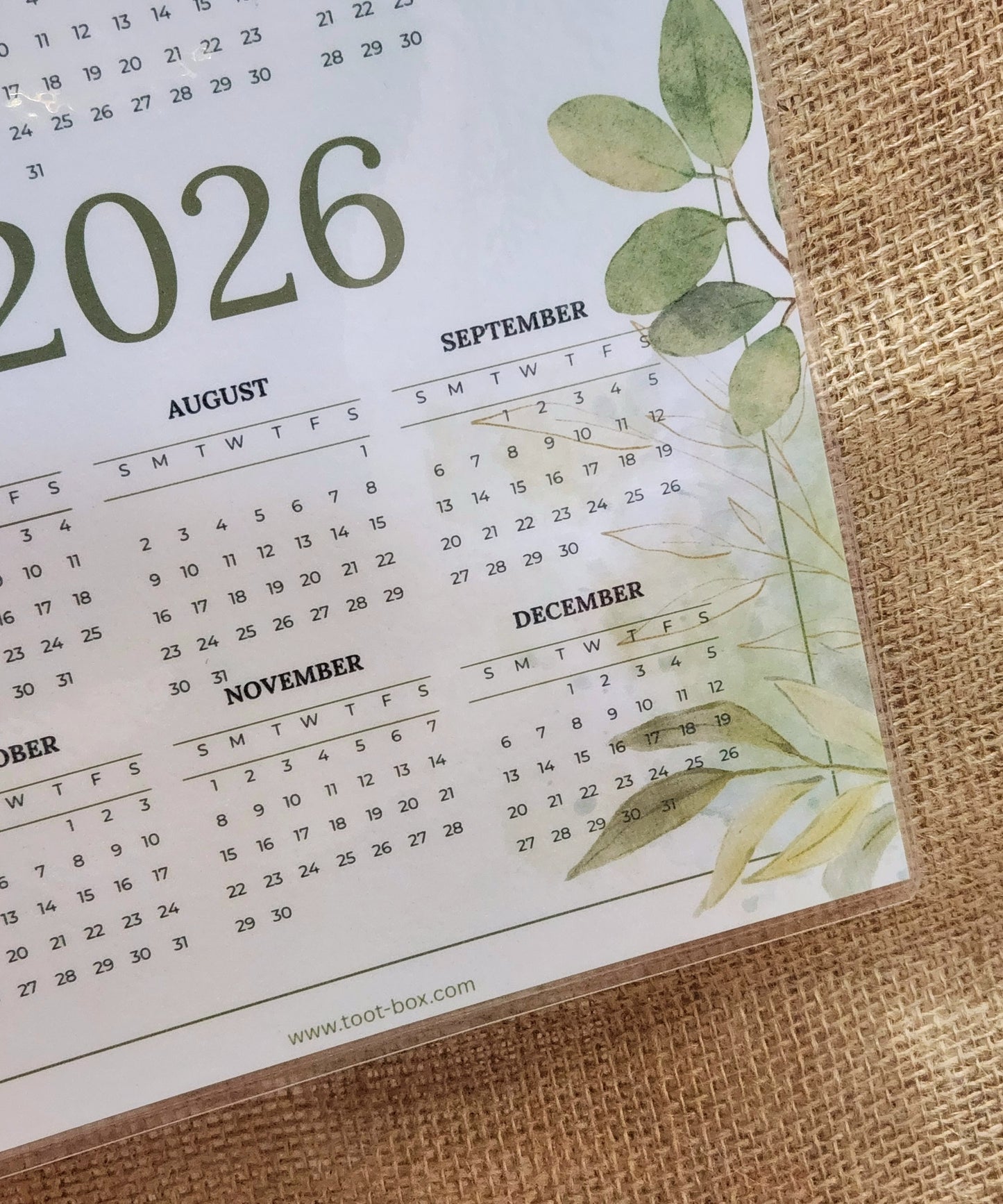 كلندر جداري للعام 2026 مع سلسلة ذهبية أنيقة _ ألوان منعشة