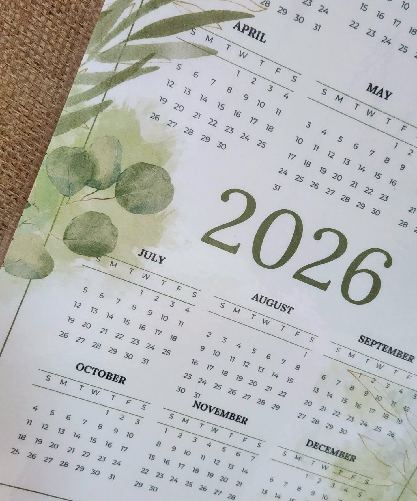 كلندر جداري للعام 2026 مع سلسلة ذهبية أنيقة _ ألوان منعشة