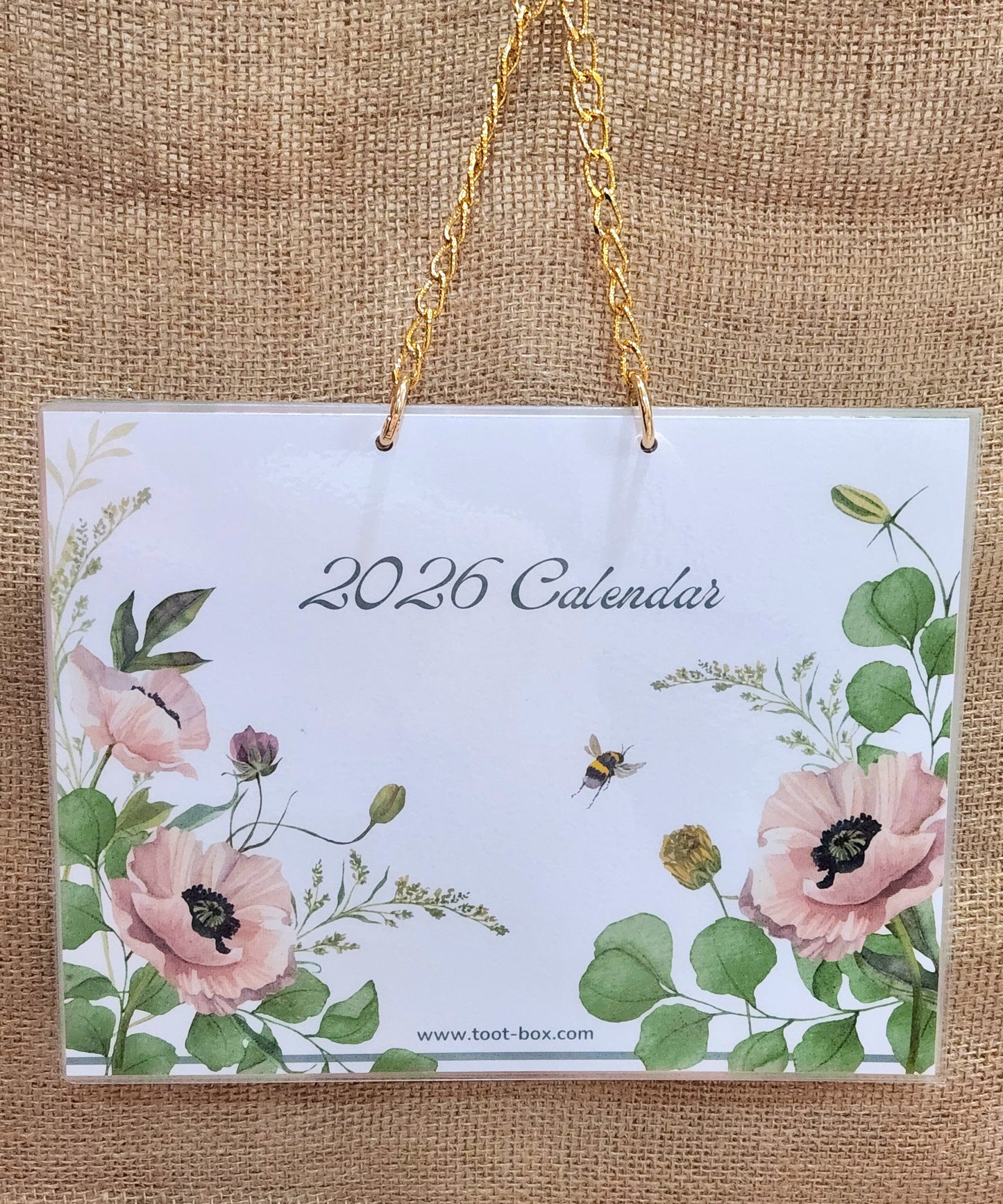 كلندر جداري شهري للعام 2026 مع سلسلة ذهبية أنيقة _ بألوان زهور منعشة