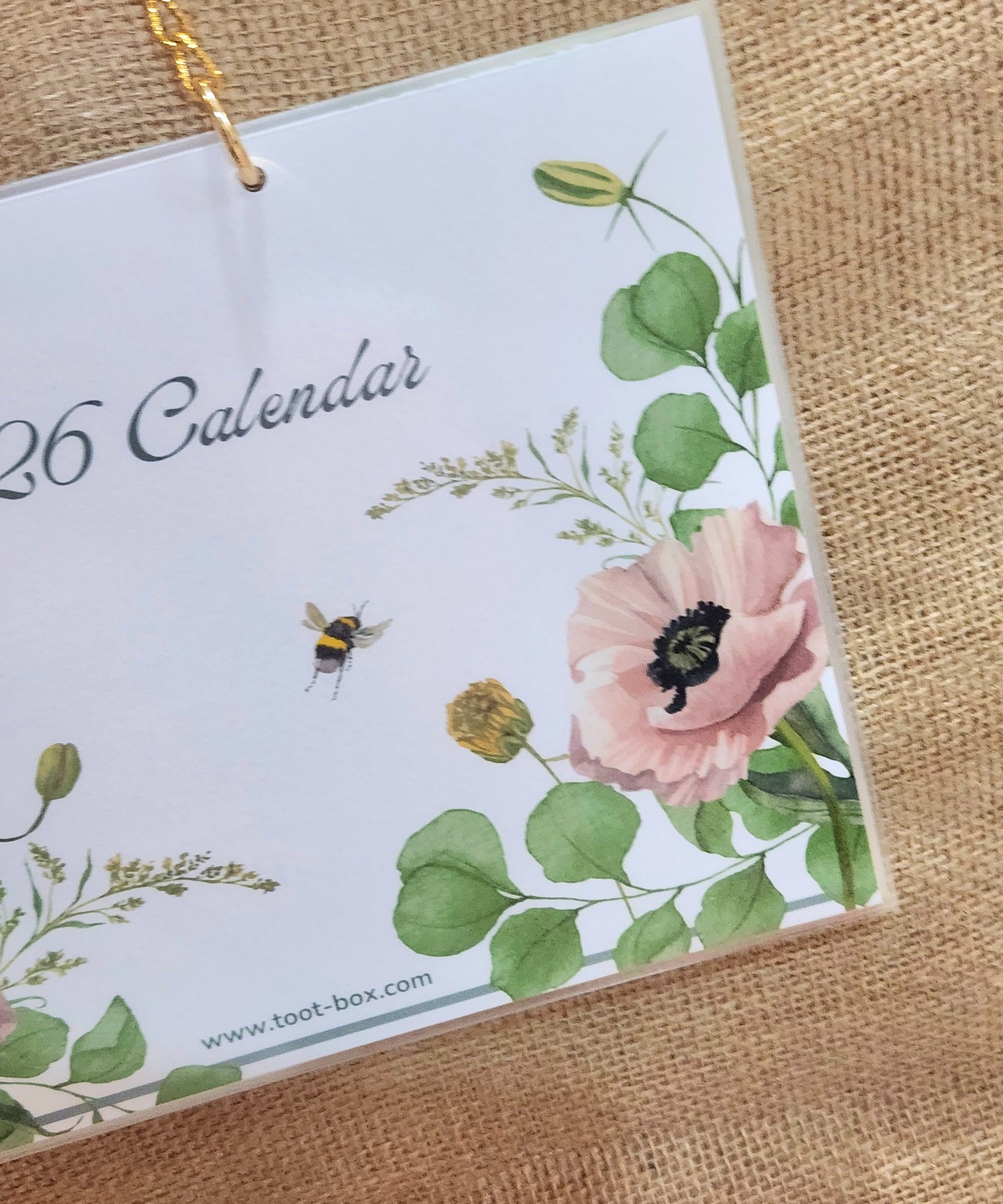 كلندر جداري شهري للعام 2026 مع سلسلة ذهبية أنيقة _ بألوان زهور منعشة