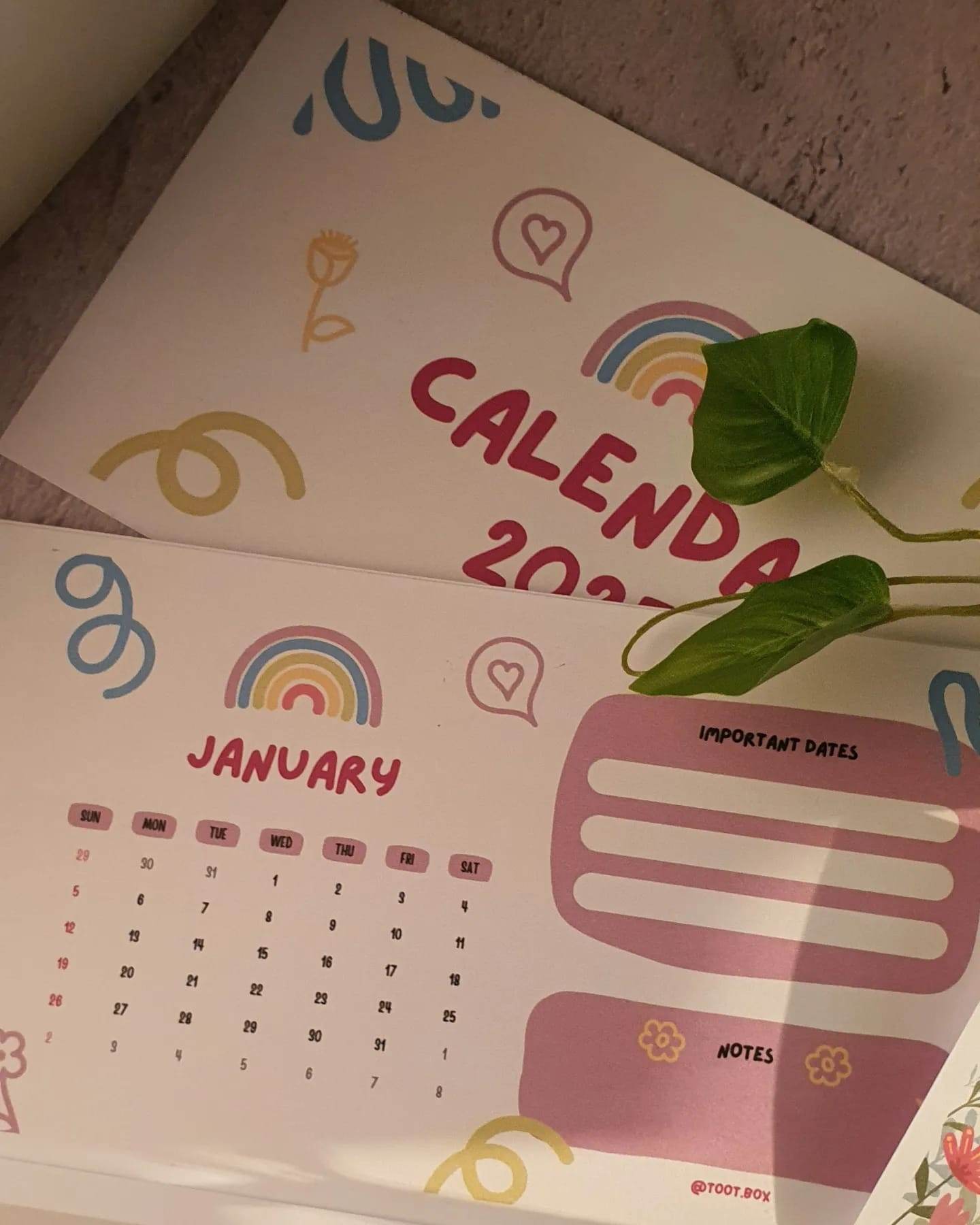 كلندر مكتبي أنيق للعام 2025 مع ستاند خشبي بتصاميم عصرية ومريحة - Toot Box