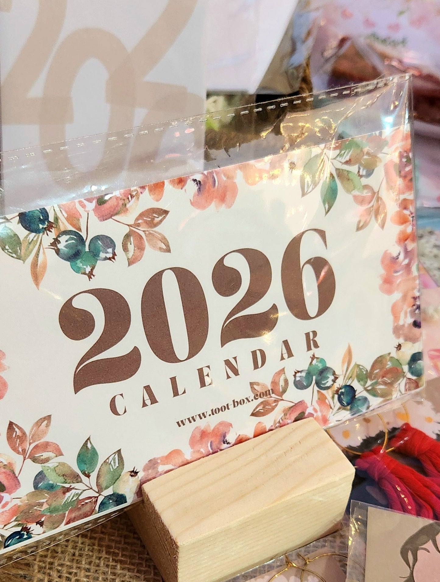 كلندر مكتبي أنيق للعام 2026 مع ستاند خشبي _ زهور بألوان دافئة