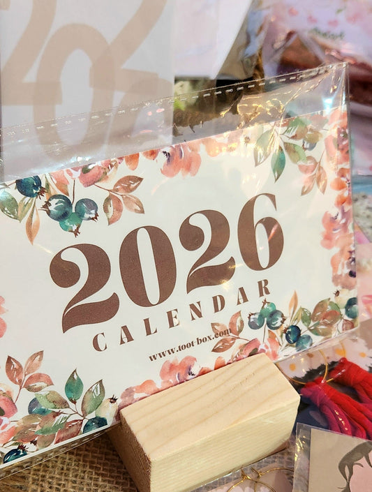 كلندر مكتبي أنيق للعام 2026 مع ستاند خشبي _ زهور بألوان دافئة