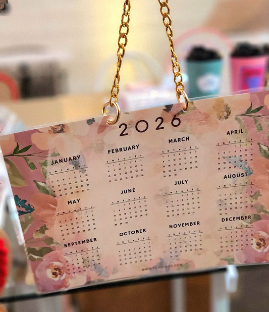 كلندر معلق للعام 2026 مع سلسلة ذهبية أنيقة _ زهور بألوان دافئة