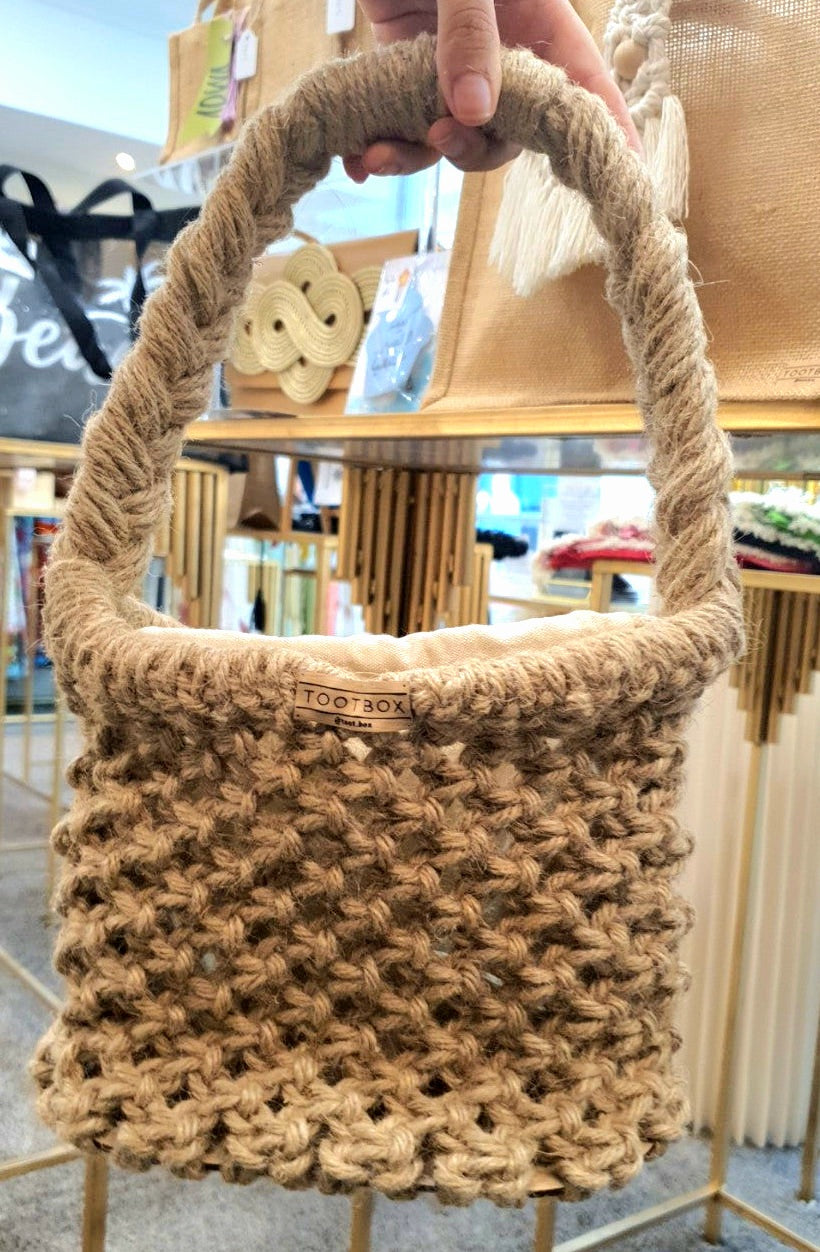 شنطة يد يدوية بخيط الجوت الطبيعي (الخيش) – تصميم بوهو عصري بحزام مكرمية متين