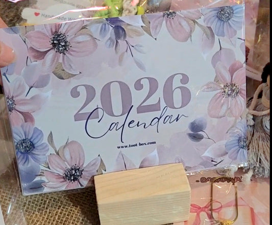 كلندر مكتبي أنيق للعام 2026 مع ستاند خشبي _ زهور موف ناعمة