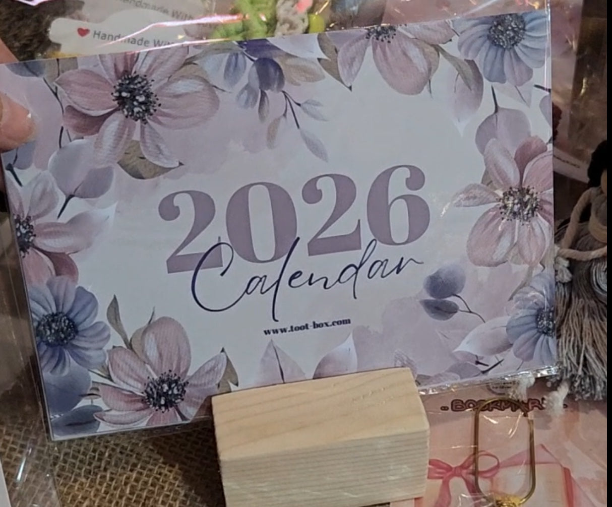 كلندر مكتبي أنيق للعام 2026 مع ستاند خشبي _ زهور موف ناعمة