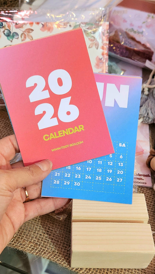 كلندر مكتبي أنيق للعام 2026 مع ستاند خشبي _  بألوان حيوية جذابة